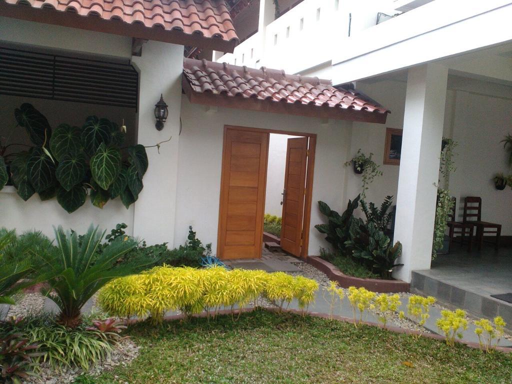 Reddoorz @ Letjend S. Parman Pacitan Exterior foto